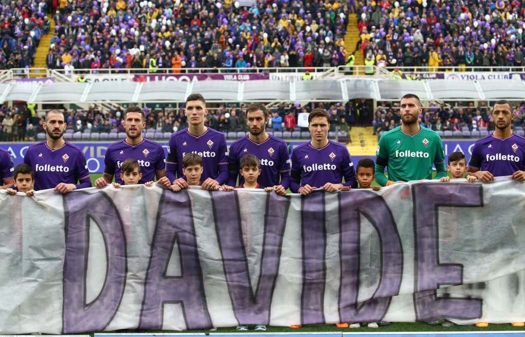 Fotbalisté Fiorentiny si připomínali zesnulého parťáka Davide Astoriho