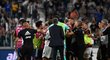 Hromadná šarvátka po konci zápasu Juventus - Salernitana