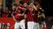 Fotbalisté AC Milán se radují z druhé trefy utkání proti Boloni, kterou zařídil útočník Fabio Borini