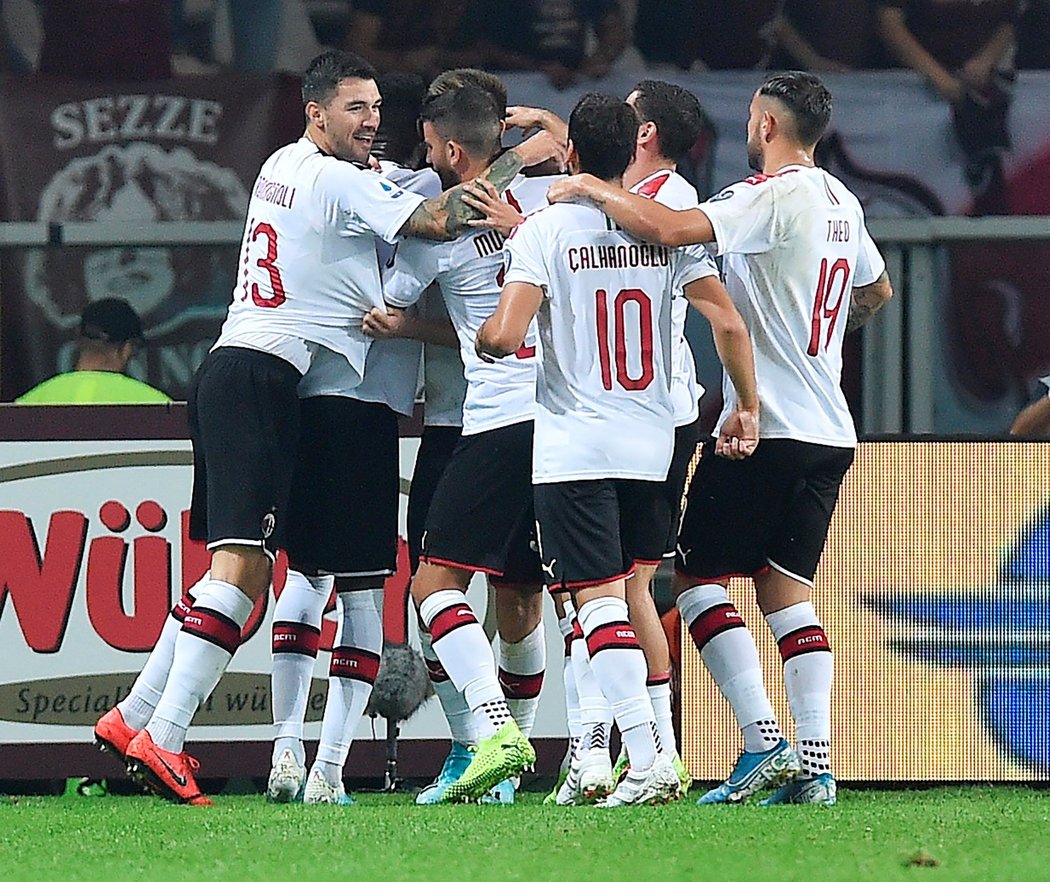 Fotbalisté AC Milán se radují z trefy Krzysztofa Piatka, který poslal tým v 18. minutě do vedení z pokutového kopu