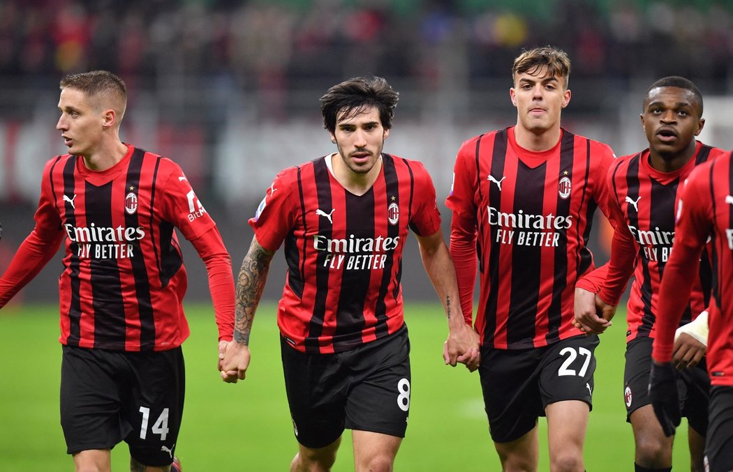 Fotbalisté Milána slaví výhru nad AS Řím