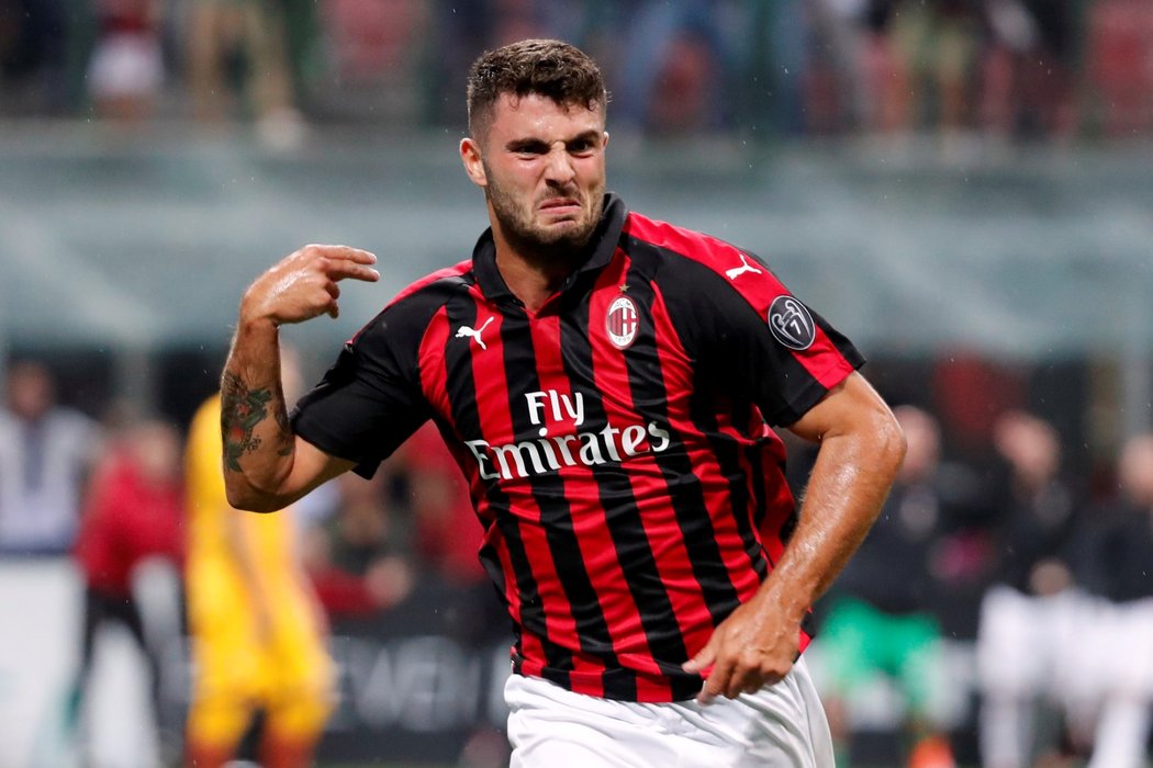 Euforie! Teprve dvacetiletý záložník AC Milán Patrick Cutrone rozhodl šlágr kola italské ligy mezi AC Milán a AS Řím gólem v páté minutě nastavení