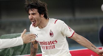 AC Milán vyhrál ve Veroně a drží vedení. Benátky s Matějů ještě žijí