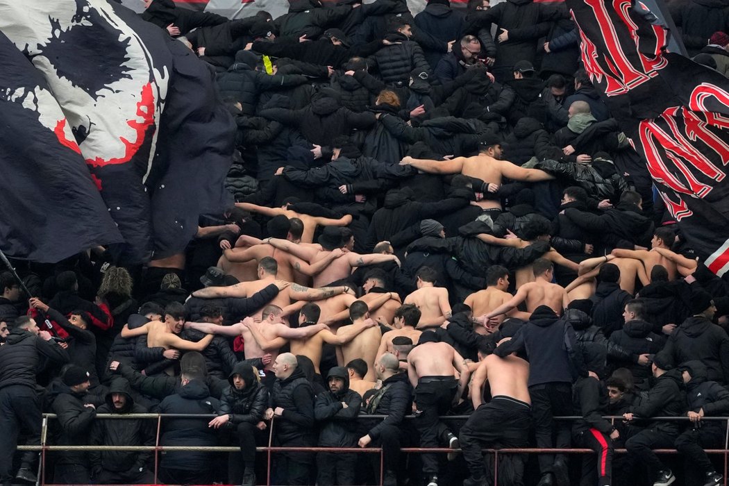 Fanoušci AC Milán v zápase s Empoli