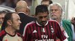 Gennaro Gattuso opouští hřiště ve 20. minutě zápasu s Laziem - po srážce se spoluhráčem cítil závratě a špatně viděl