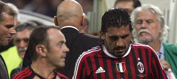 Gennaro Gattuso opouští hřiště ve 20. minutě zápasu s Laziem - po srážce se spoluhráčem cítil závratě a špatně viděl