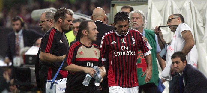 Gennaro Gattuso opouští hřiště ve 20. minutě zápasu s Laziem - po srážce se spoluhráčem cítil závratě a špatně viděl