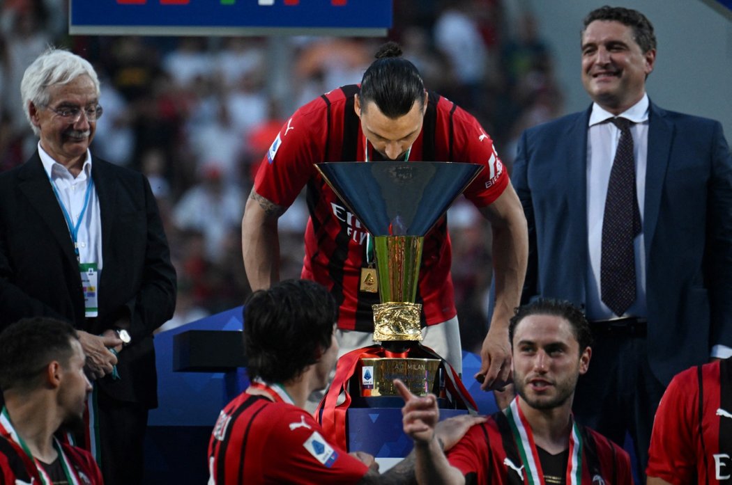 Zlatan Ibrahimovič s trofejí pro vítěze Serie A