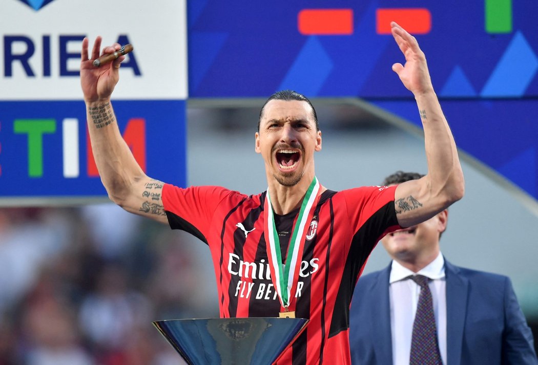 Zlatan Ibrahimovič pokračuje ve čtyřiceti letech v kariéře. O další rok prodloužil smlouvu s AC Milán