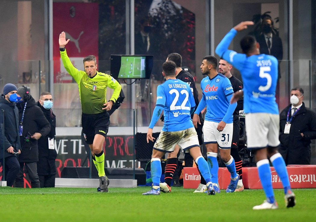 Fotbalisté Neapole dorážejí na rozhodčího, který nakonec odvolal gól AC Milán
