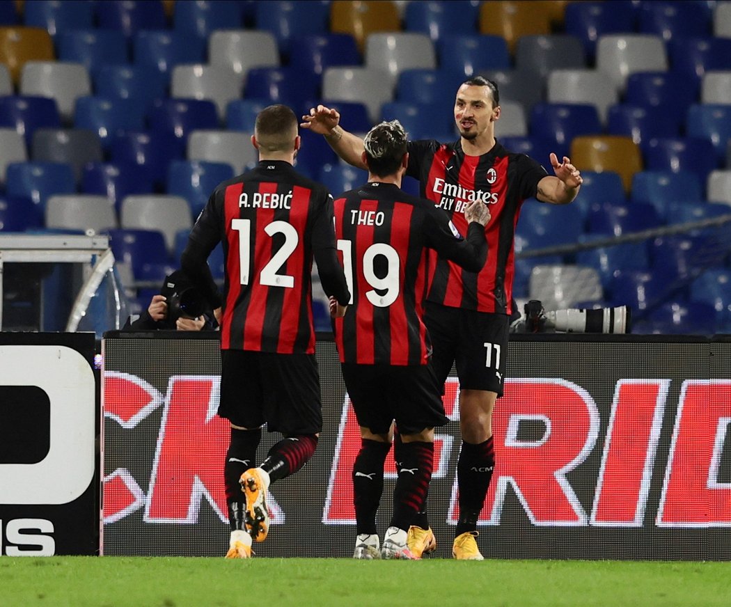 Radost fotbalistů AC Milán z branky proti Neapoli, autorem fenomenální Zlatan Ibrahimovic