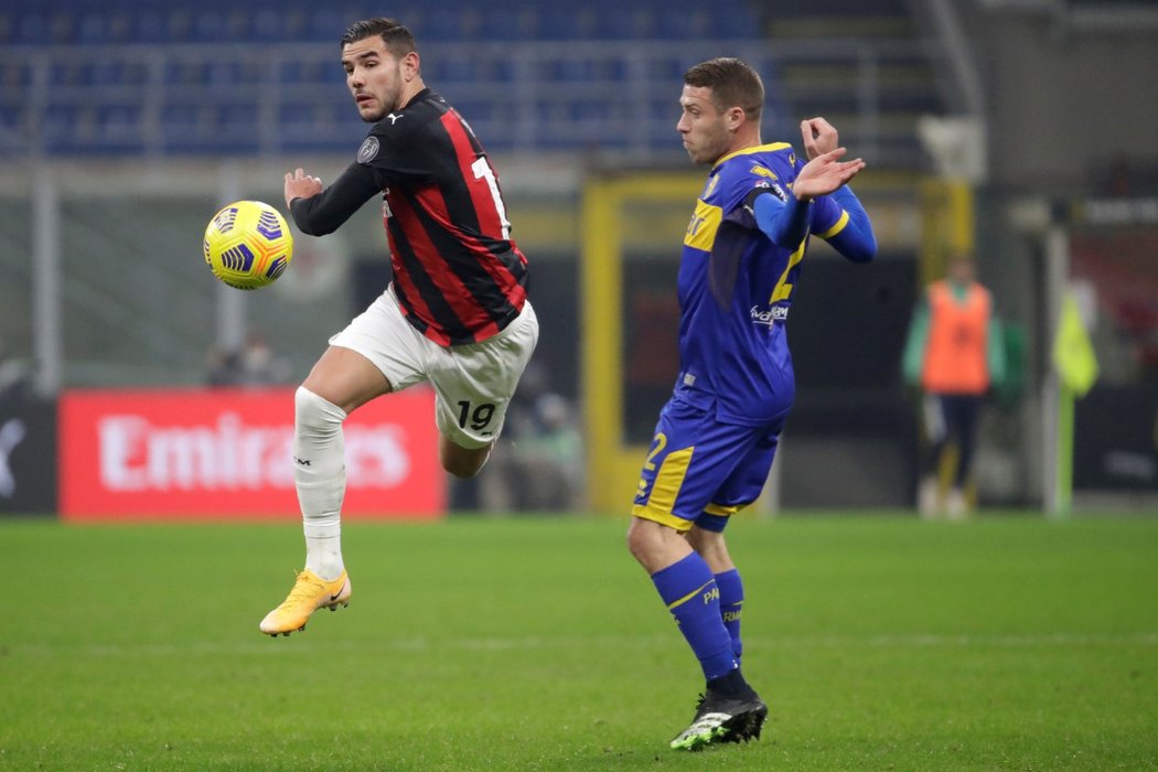 Fotbalisté AC Milán prohrávali s Parmou 0:2, nakonec vybojovali bod za remízu 2:2