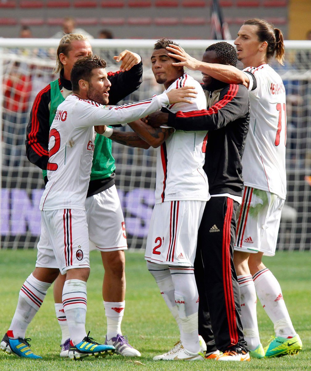 Fotbalisté AC Milán s černými páskami na rukou slaví gól Prince Boatenga (uprostřed). Ten hattrickem otočil zápas v Lecce