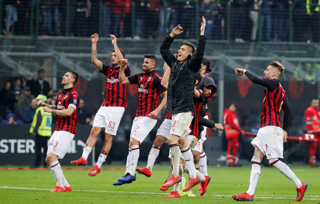 Fotbalisté AC Milán se radují z výhry nad Empoli