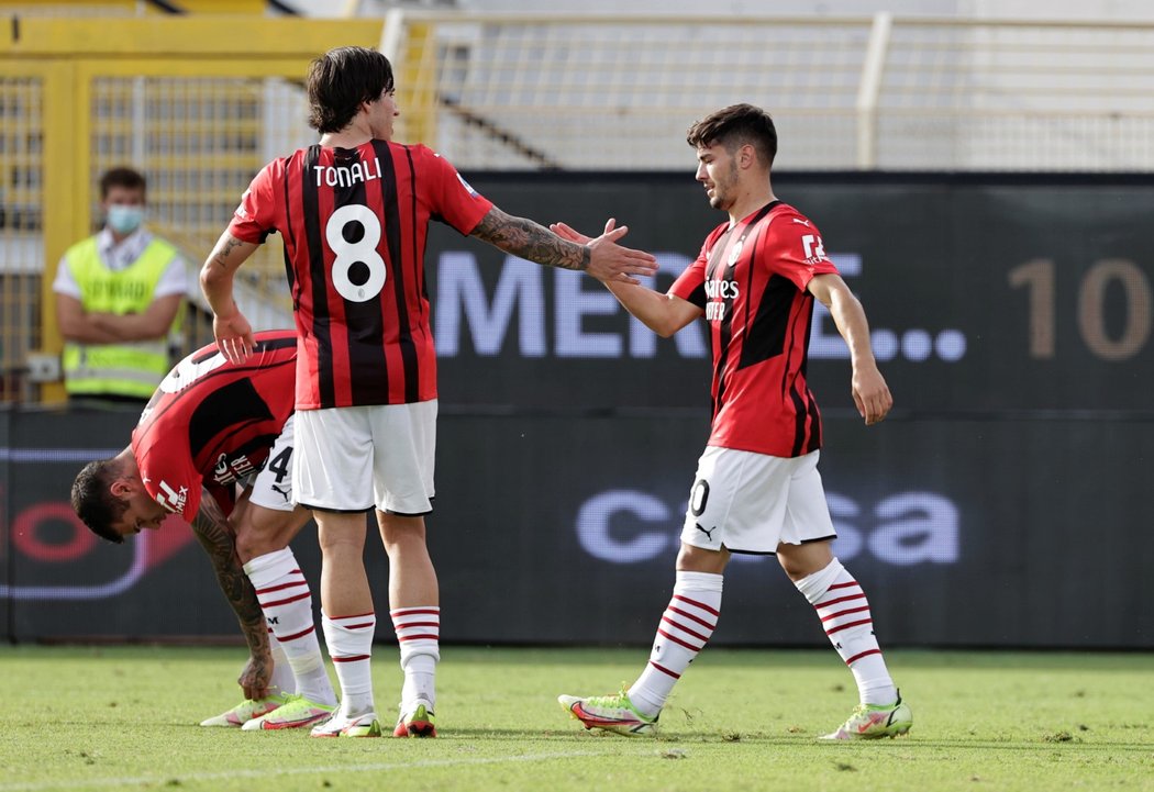 Fotbalisté AC Milán v 6. kole italské ligy vyhráli na hřišti Spezie 2:1