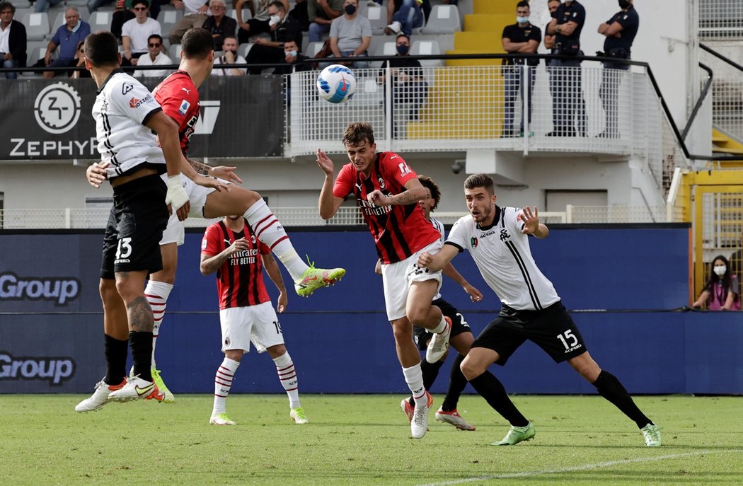 Fotbalisté AC Milán v 6. kole italské ligy vyhráli na hřišti Spezie 2:1