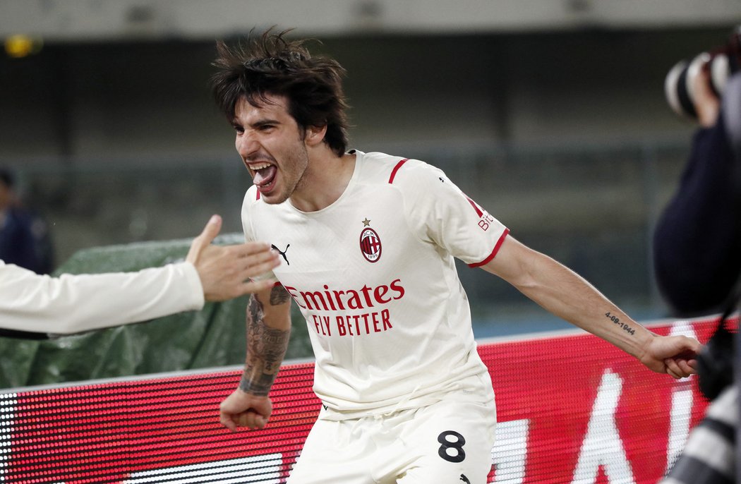 AC Milán drží vedení v italské lize