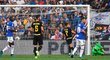 Útočník Alexis Sánchez překonává přízemní střelou z blízkosti gólmana Sampdorie a slaví první trefu v dresu Interu