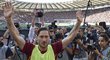 Francesco Totti už před zápasem mával fanouškům