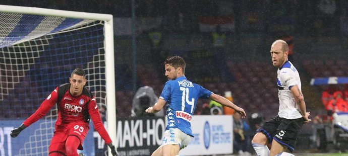 Andrea Masiello během utkání v Neapoli