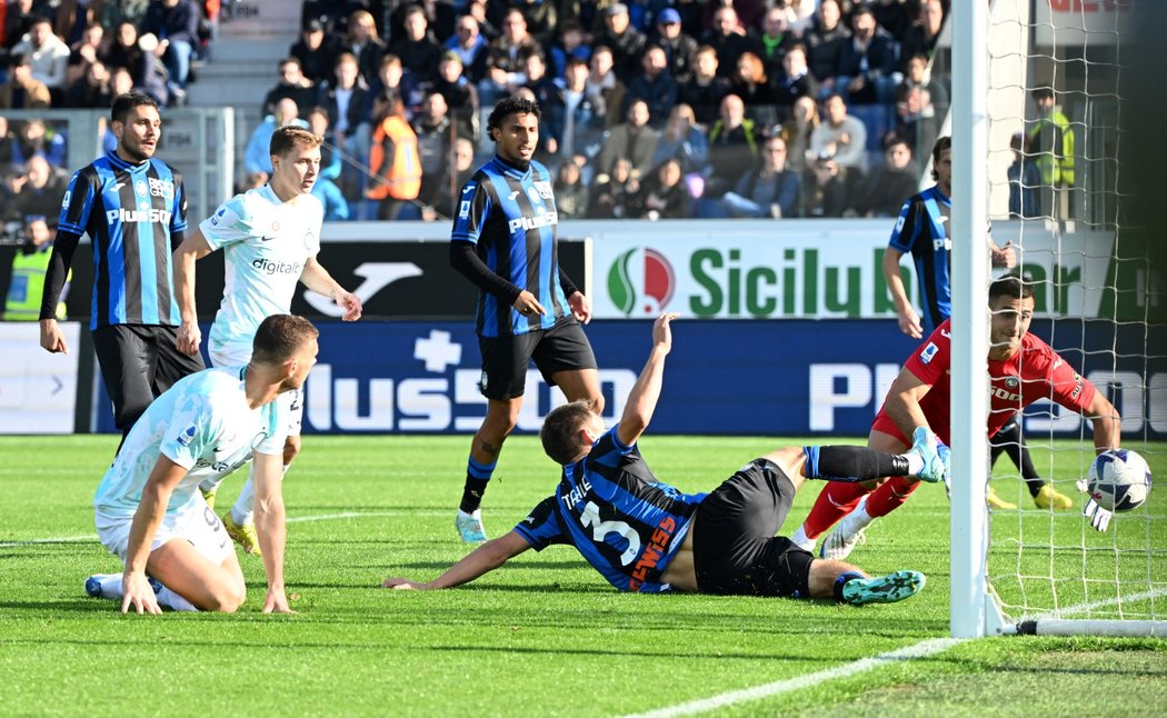 Fotbalisté Interu Milán zvítězili v Bergamu 3:2, dvakrát se trefil Edin Džeko