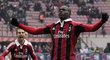 Italský útočník Mario Balotelli slaví, dvěma góly rozhodl o výhře AC Milán nad Palermem