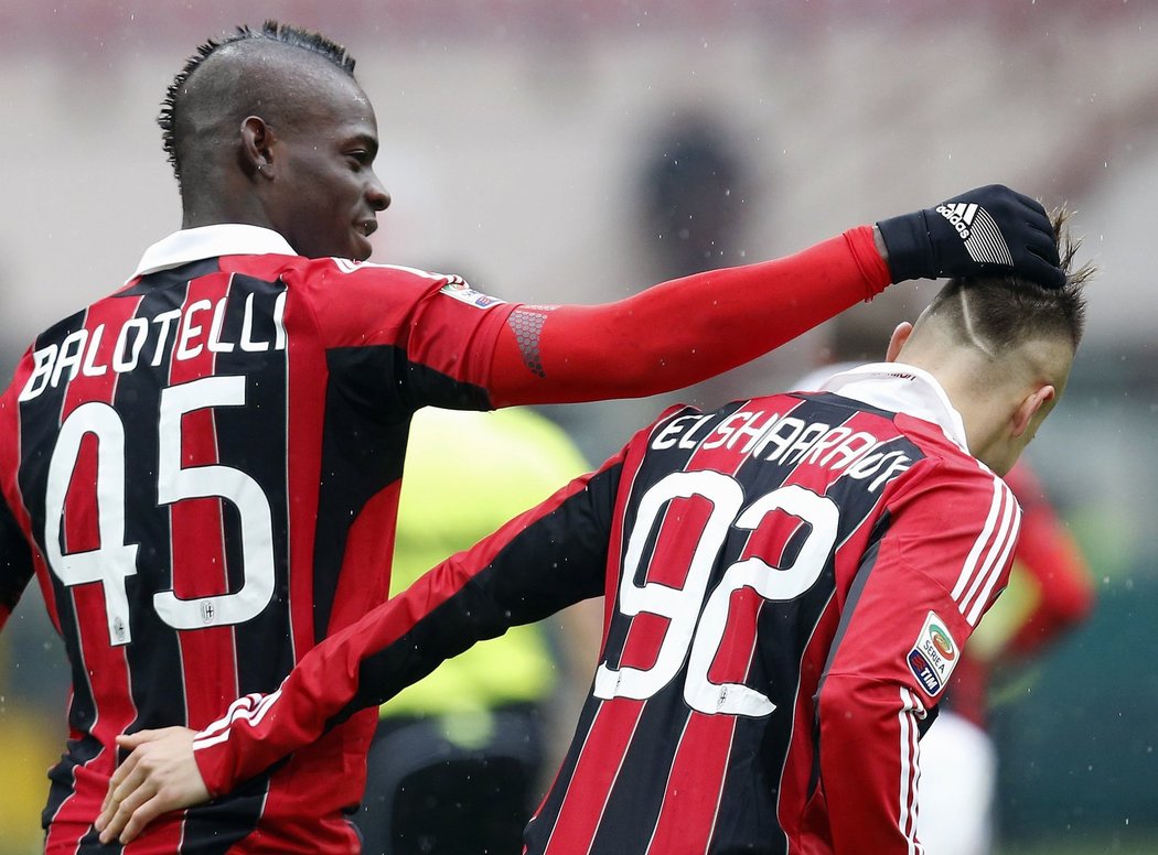 Italský útočník Mario Balotelli slaví, dvěma góly rozhodl o výhře AC Milán nad Palermem