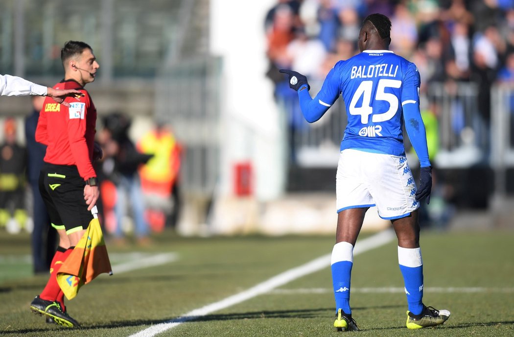 Útočník Mario Balotelli se stal terčem rasistických nadávek. Devětadvacetiletého fotbalistu Brescie uráželi příznivci Lazia Řím.