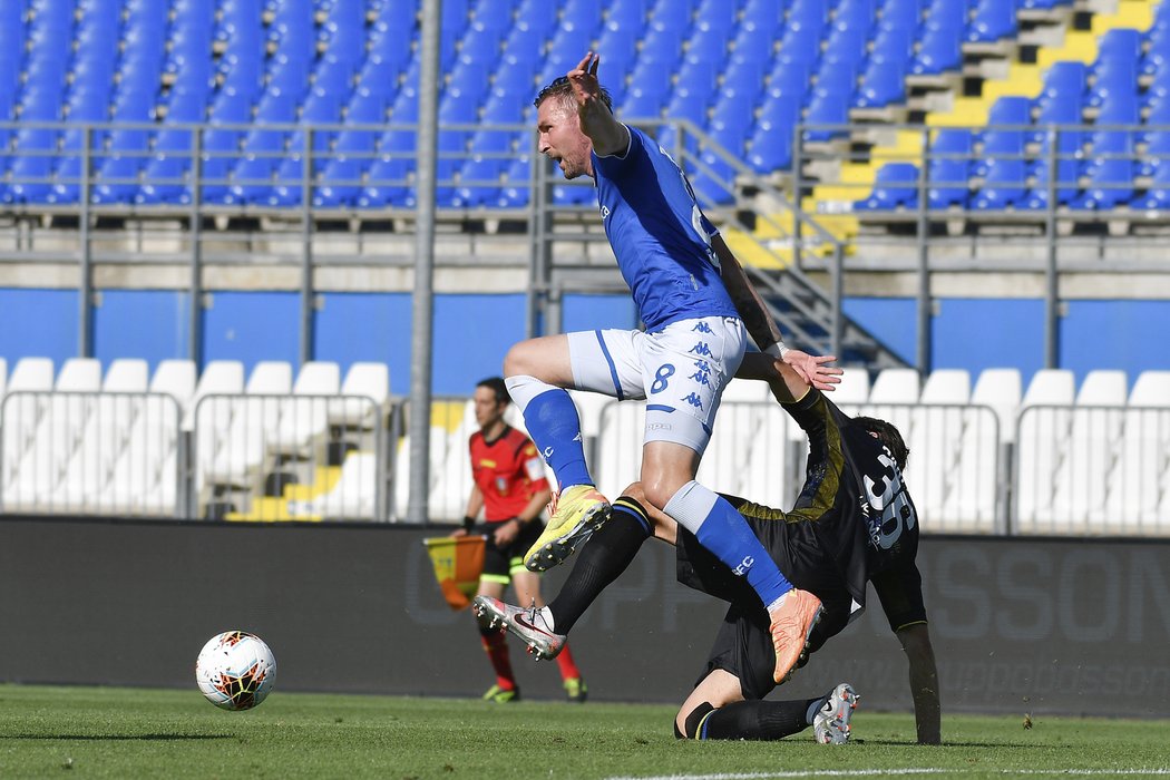 Jaromír Zmrhal a Matteo Darmian v souboji o míč