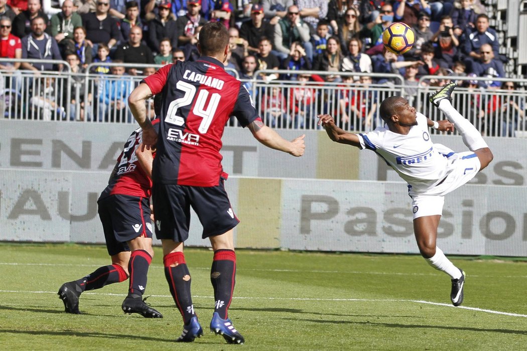 Geoffry Kondogbia předvedl akrobatický kousek a Inter rozstřílel Cagliari 5:1