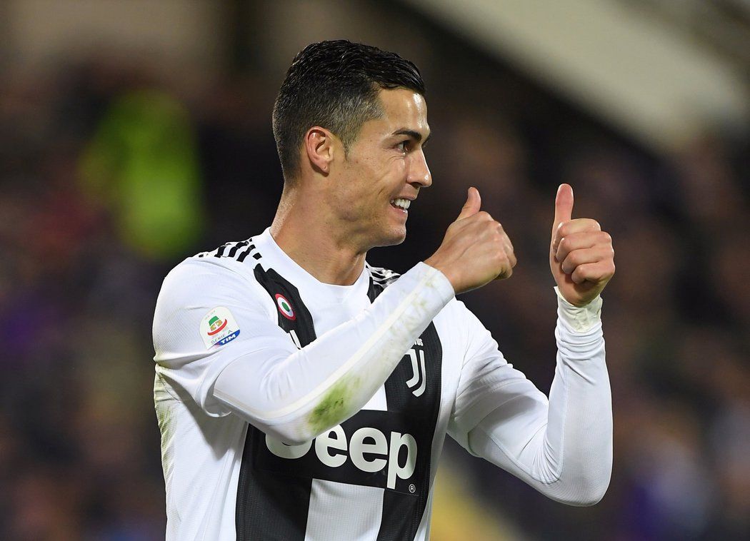 Cristiano Ronaldo gestikuluje v duelu Serie A s Fiorentinou