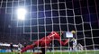 Cristiano Ronaldo pálí z pokutového kopu v duelu Serie A s Fiorentinou