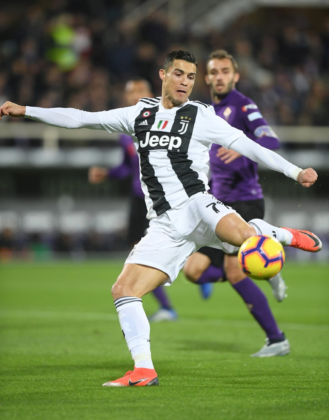 Cristiano Ronaldo pálí v duelu Serie A s Fiorentinou