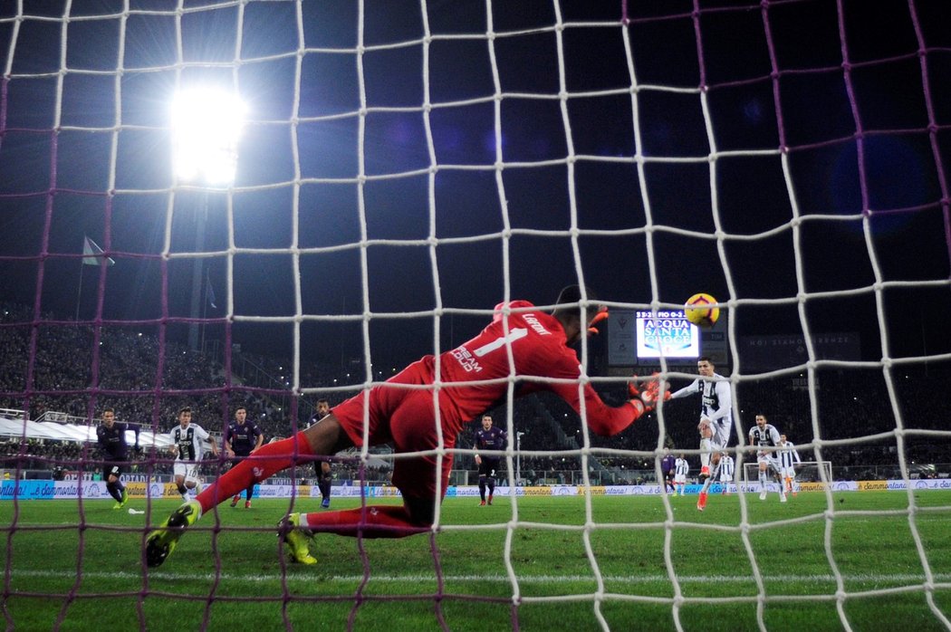 Cristiano Ronaldo pálí z pokutového kopu v duelu Serie A s Fiorentinou