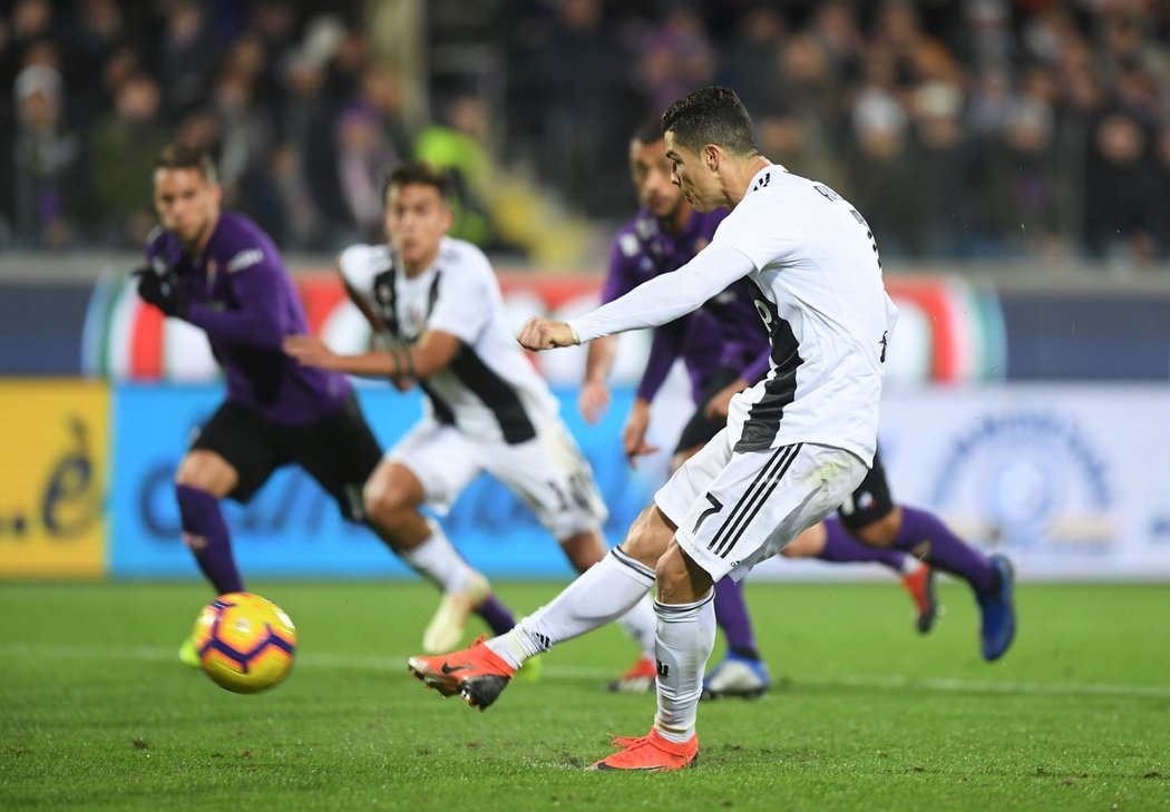 Cristiano Ronaldo pálí z pokutového kopu v duelu Serie A s Fiorentinou