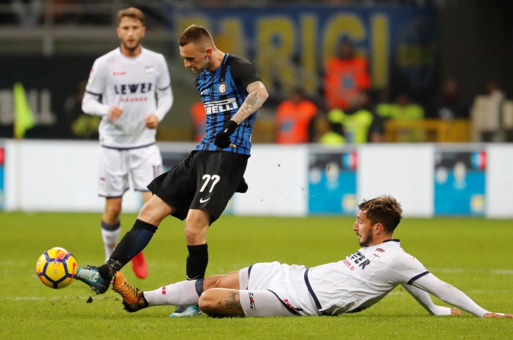 Federico Ceccherini z Crotone v Marcelo Brožovičem z Interu Milán