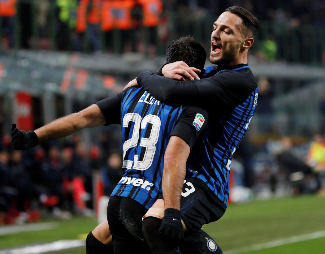 Šťastný střelec Eder oslavuje se spoluhráčem Danilem D&#39;Ambrosiem gól Interu