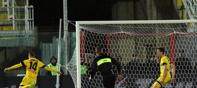 Český záložník Udine Jakub Jankto střílí gól v utkání proti Crotone