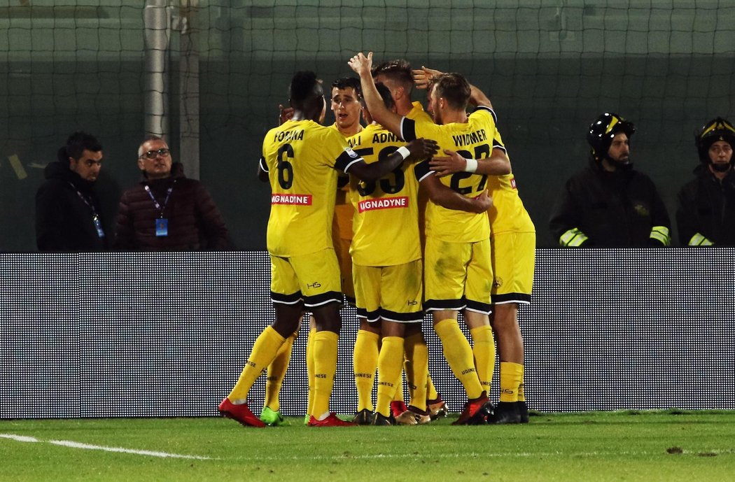 Fotbalisté Udine se radují z branky Jakuba Jankta do sítě Crotone