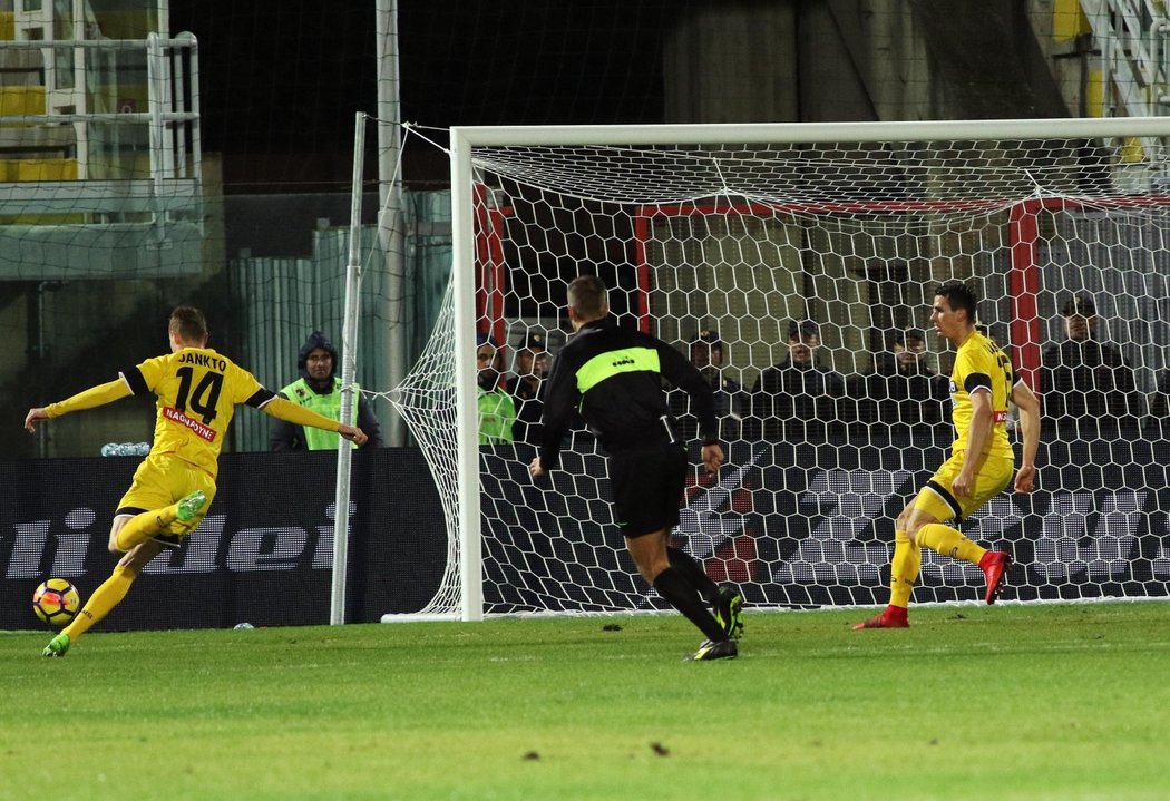 Český záložník Udine Jakub Jankto střílí gól v utkání proti Crotone