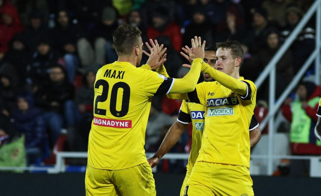 Gólová radost hráčů Udine Maxi Lopeze a Jakuba Jankta