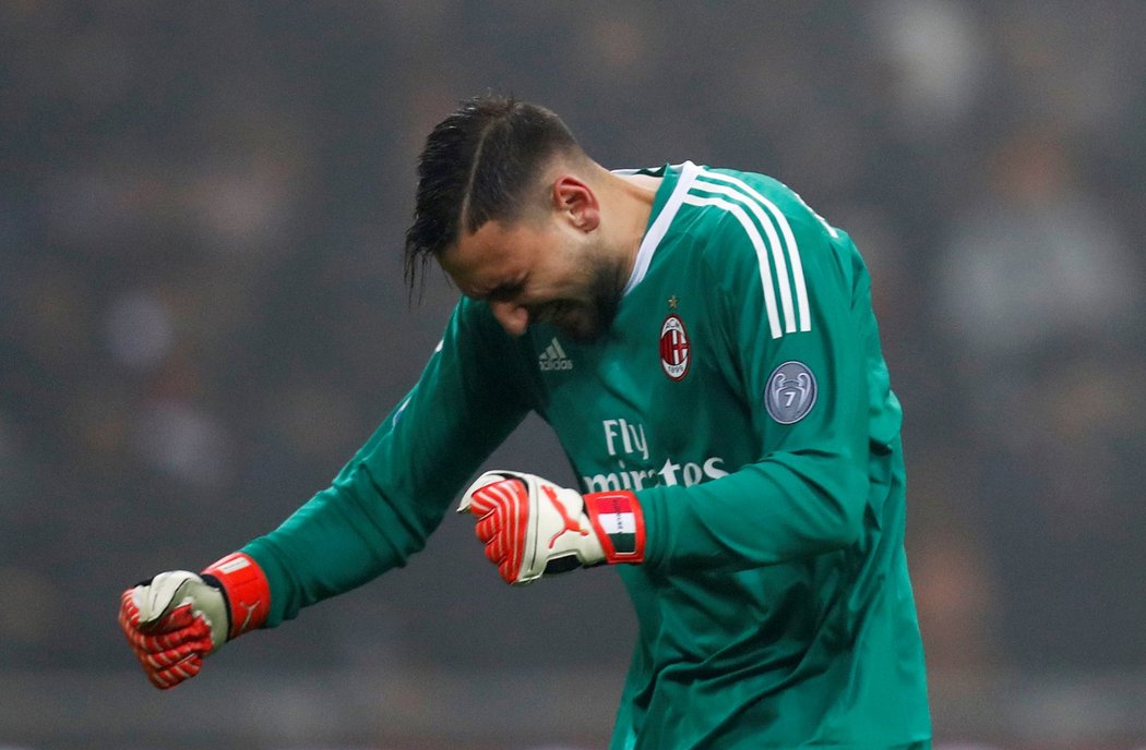 Gianluigi Donnarumma se raduje z výhry AC Milán proti Laziu. Milánští vyhráli tři zápasy v řadě