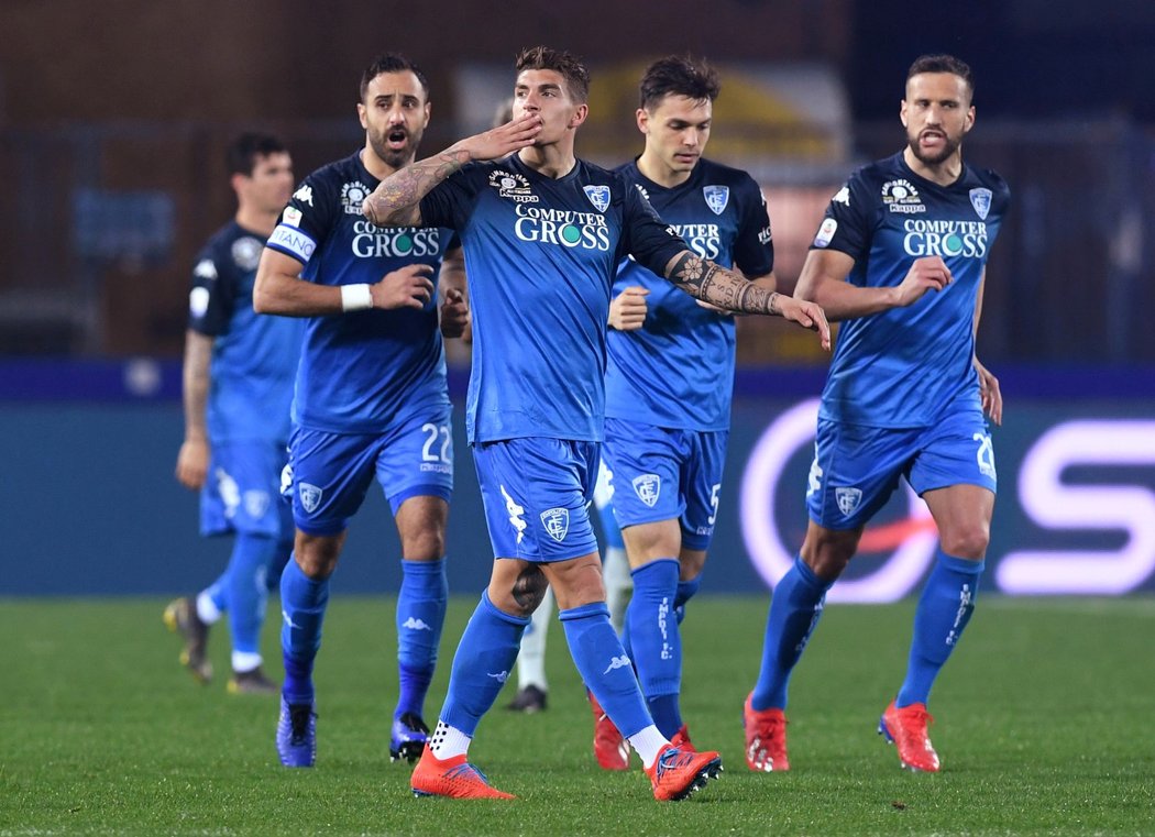 Fotbalisté Empoli překvapivě porazili Neapol (2:1) a poskočili mimo sestupové příčky