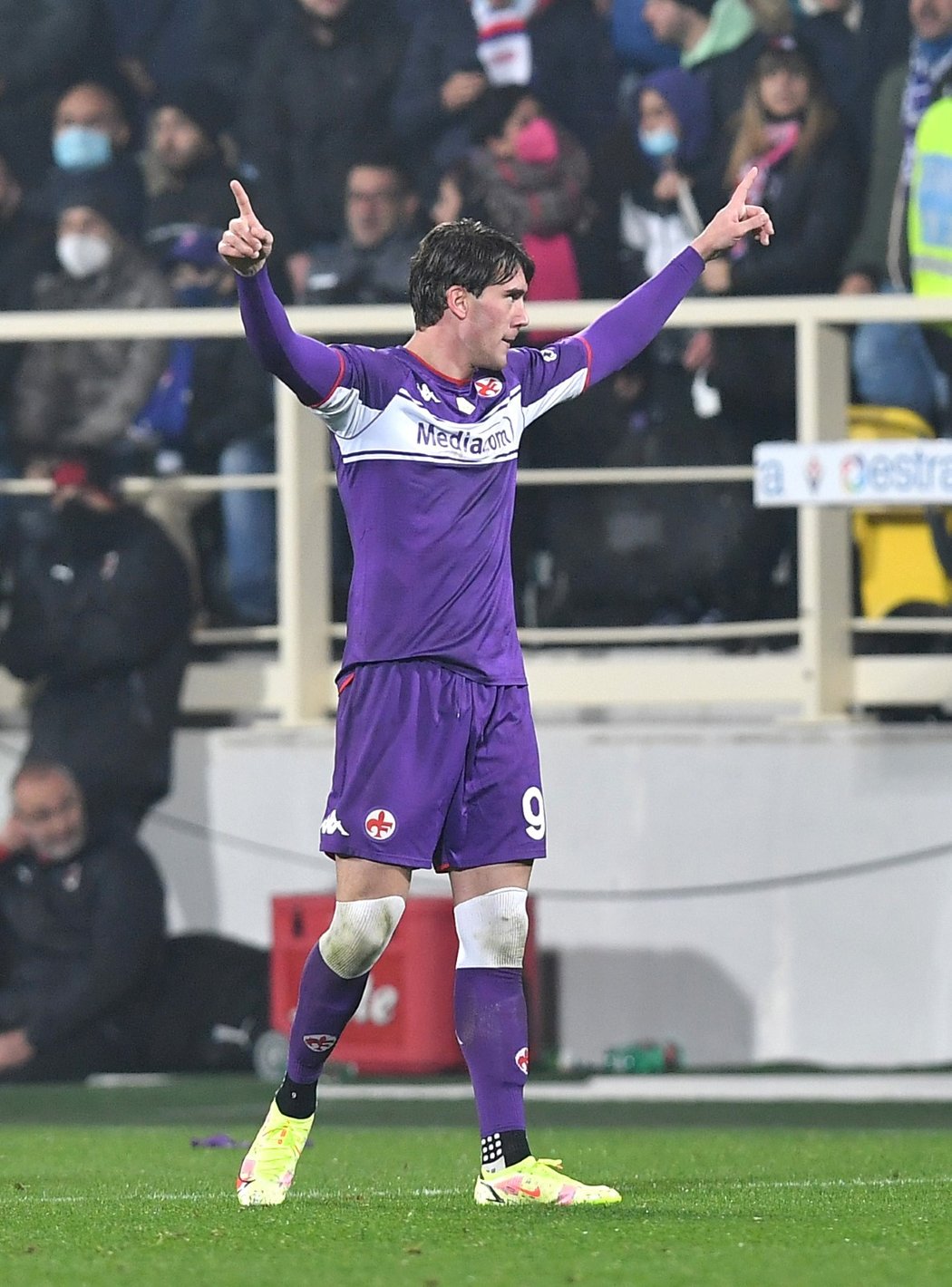 Dušan Vlahovič se raduje z gólu proti AC Milán