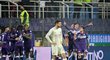 Fotbalisté Fiorentiny se radují z gólu v zápase proti AC Milán