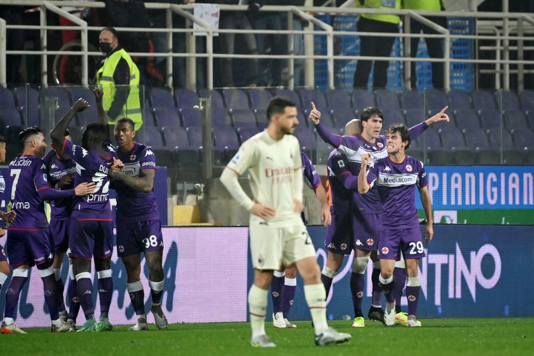 Fotbalisté Fiorentiny se radují z gólu v zápase proti AC Milán