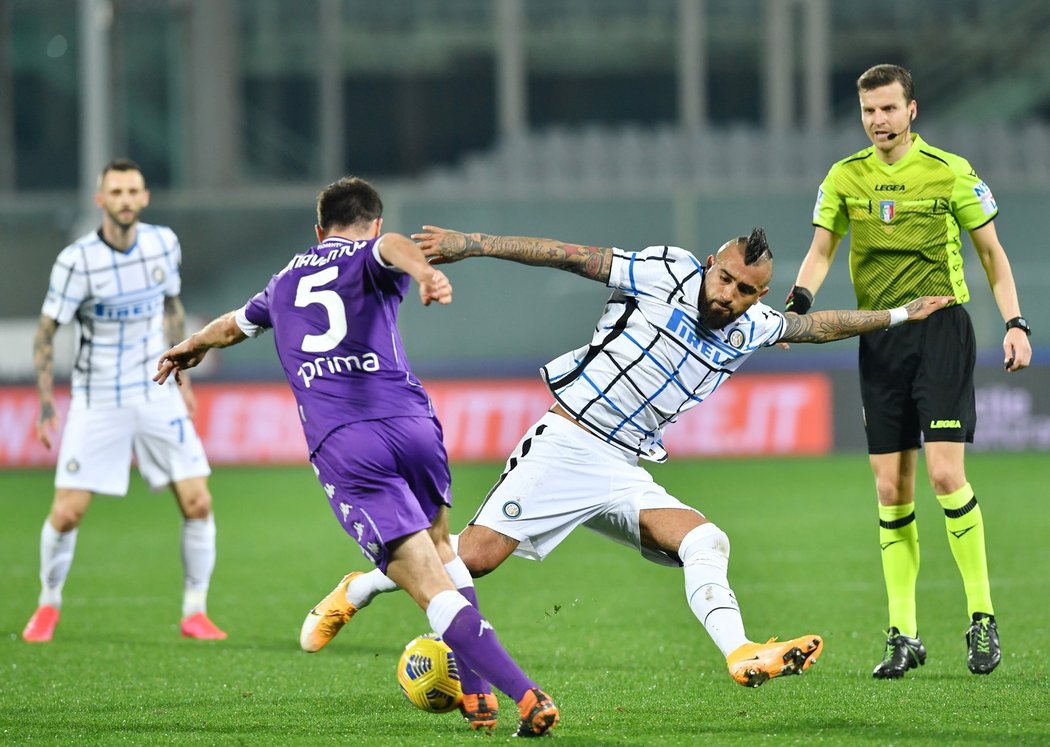 Arturo Vidal se svým typickým způsobem snaží zastavit Giacoma Bonaventuru