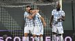 Fotbalisté Interu se radují z druhé branky na hřišti Fiorentiny, po Hakimiho přihrávce se prosadil Ivan Perišič