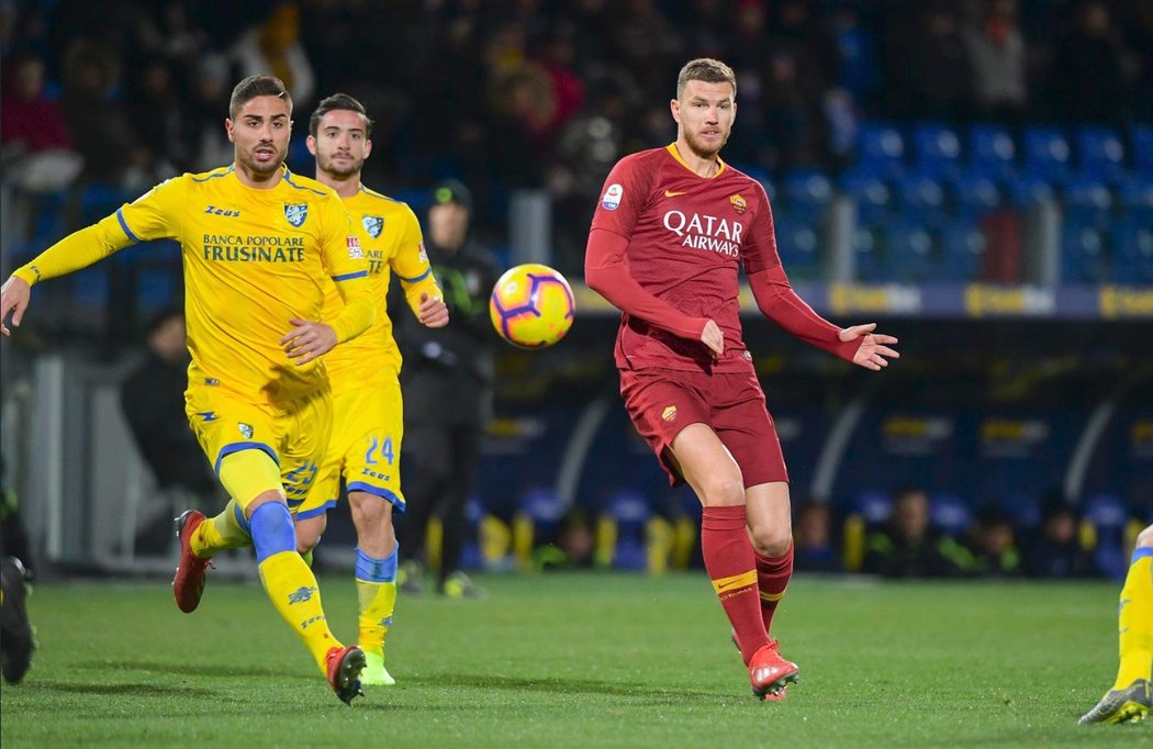 Fotbalisté AS Řím v čele s Edinem Džekem vyhrál na půdě předposledního Frosinone 3:2