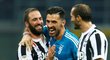 Šťastný střelec Juventusu Gonzalo Higuaín v objetí s legendárním gólmanem Buffonem po zápase s AC Milán